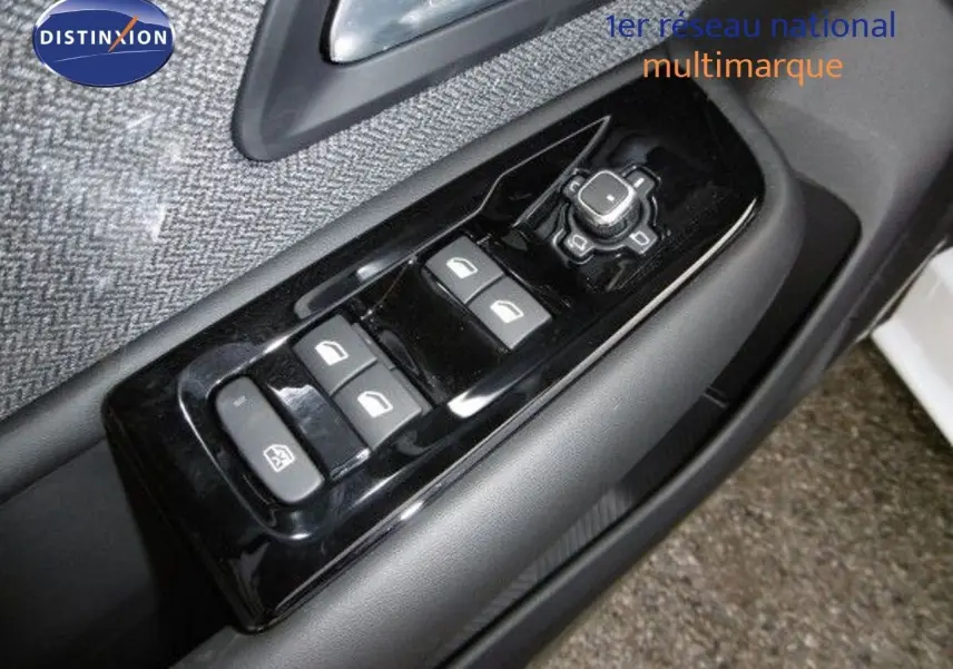 Gros plan sur la commande des vitres électriques côté gauche d'une Citroën C5 X gris platinium 2023.