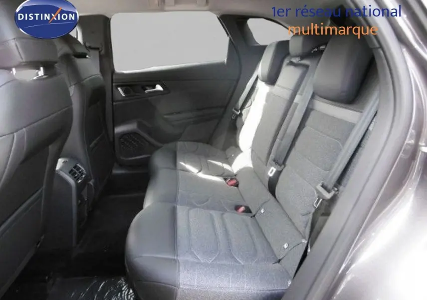 Vue intérieure côté droit des sièges arrière en tissu et cuir noir du Citroën C5 X gris platinium 2023.