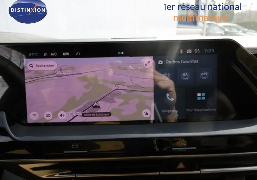 Tableau de bord avec écran tactile affichant GPS dans une Citroën C5 X gris platinium vue de face.