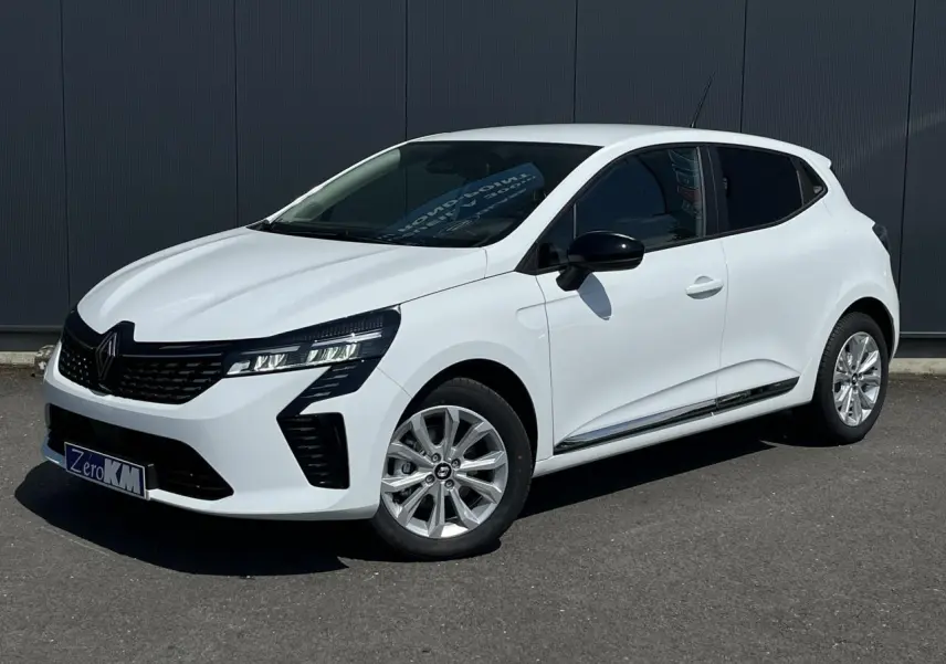 Renault Clio 2025 blanc glacier en 3/4 avant droit, avec jantes 16'' Boavista et rétroviseurs noirs électriques.