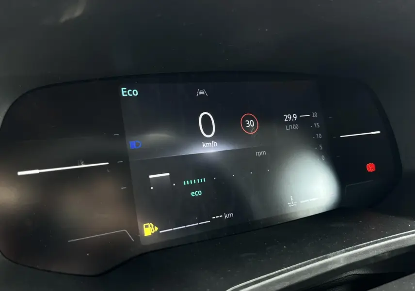 Tableau de bord numérique de la Renault Clio 2025 affichant la vitesse à 0 km/h et mode Eco activé.