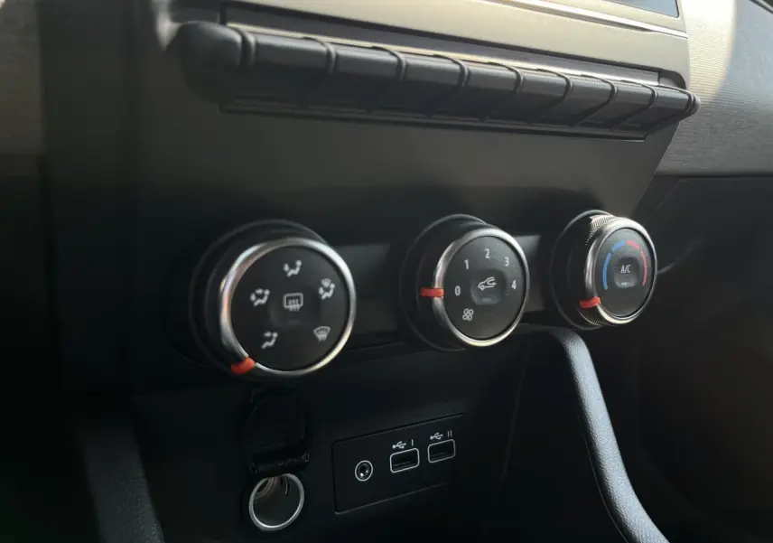 Commandes de climatisation et ports USB du tableau de bord noir de la Renault Clio V 1.5 BlueDCI 100 Evolution 2025.