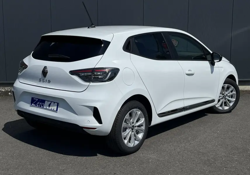 Renault Clio 2025 blanc glacier vue 3/4 arrière droit avec jantes 16'' Boavista et vitres arrière surteintées.