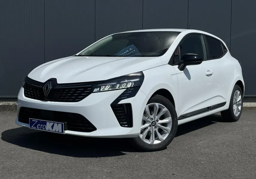 Renault Clio blanc glacier vue 3/4 avant droit avec jantes 16'' Boavista et rétroviseurs noirs.