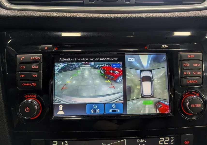 Écran central du Nissan Qashqai 2018 montrant la caméra de recul et la vue à 360° du véhicule gris perle.