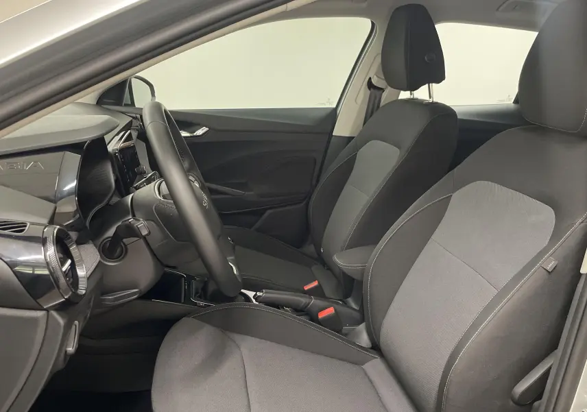 Intérieur avant de la Skoda Fabia gris argent, sièges tissu bicolore et tableau de bord moderne côté conducteur.