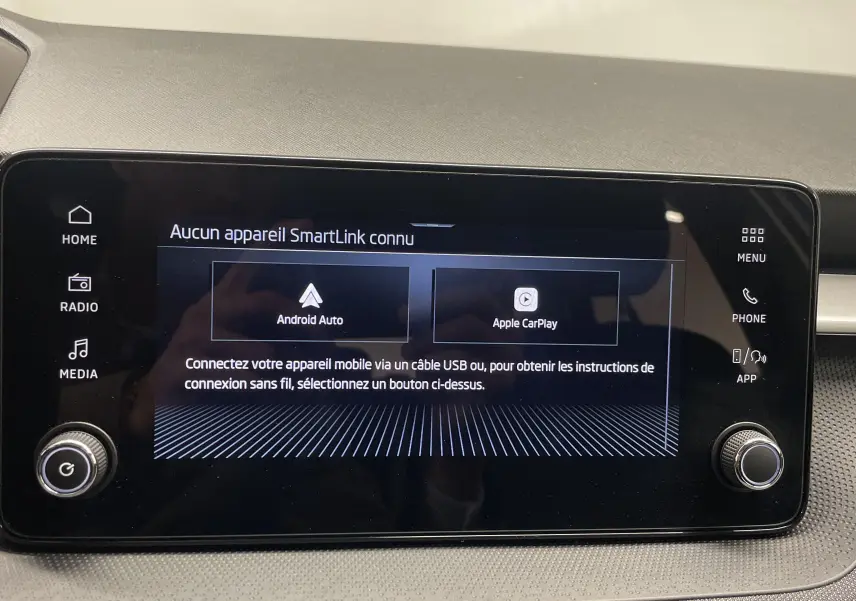 Écran tactile central du tableau de bord de la Skoda Fabia 2025 affichant les options Android Auto et Apple CarPlay.