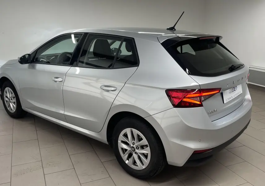 Vue 3/4 arrière droite d'une Skoda Fabia gris argent 2025 avec radars de stationnement et caméra de recul visibles