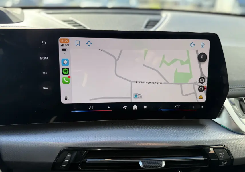 Écran tactile central du BMW X1 20D 2025 affichant la navigation avec interface connectée, vue intérieure.