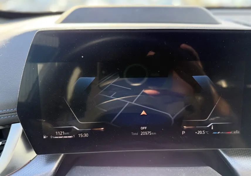 Affichage numérique du tableau de bord du BMW X1 20D 2025 montrant la navigation et les informations de conduite.