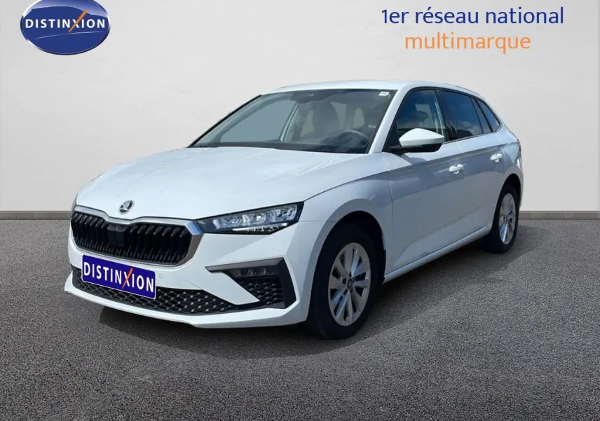 SKODA SCALA blanc glacier vue 3/4 avant droit, avec calandre noire et jantes alliage 16 pouces.