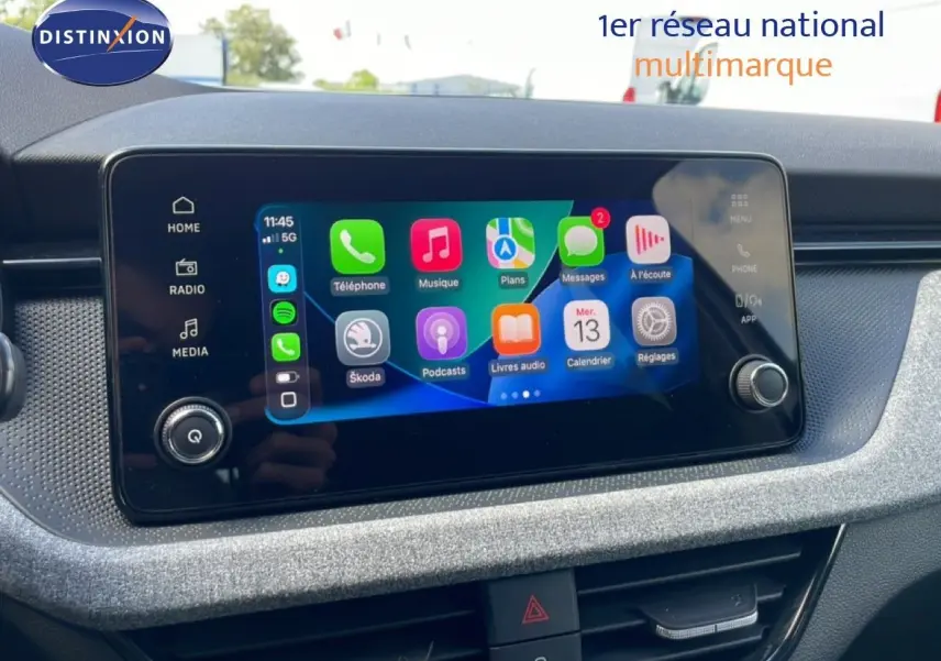 Écran tactile central de la Skoda Scala 2025 affichant l'interface Apple CarPlay avec commandes autour.