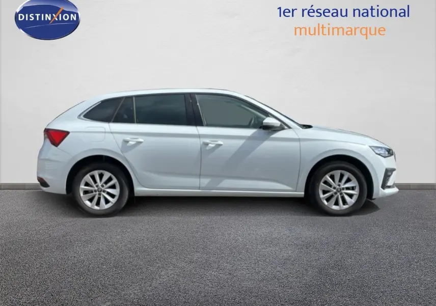 Profil droit d'une Skoda Scala blanc glacier 2025, avec jantes alliage et lignes épurées sur fond neutre.