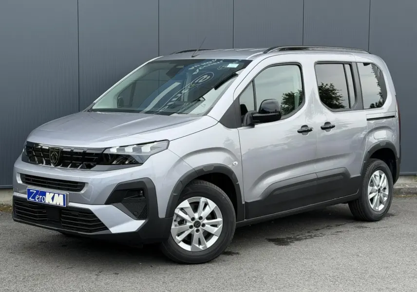 Peugeot Rifter gris acier en 3/4 avant droit, avec jantes alu 16 pouces et portes latérales coulissantes.