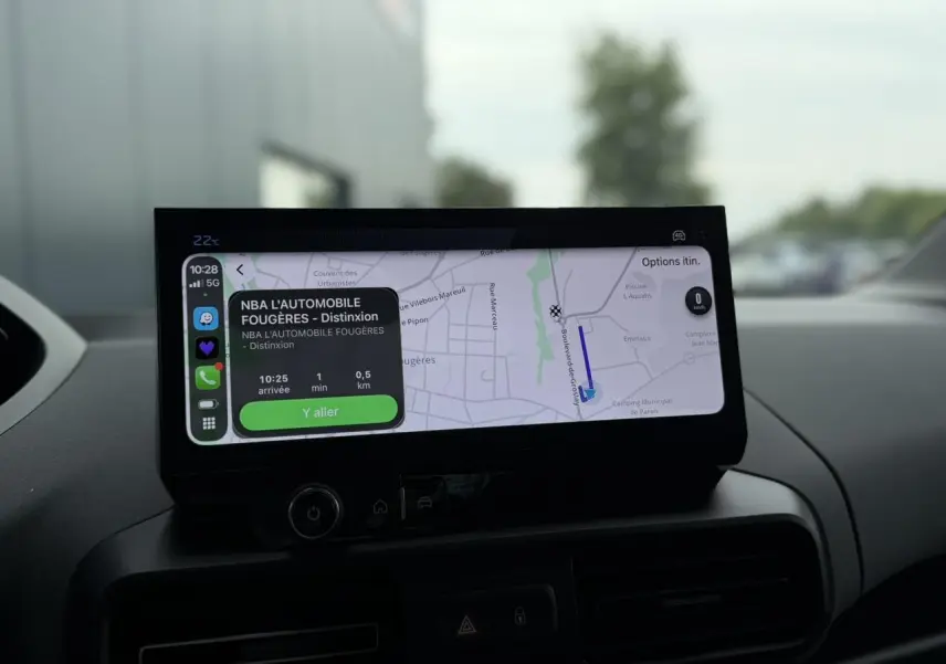 Vue rapprochée de la tablette tactile 10 pouces du Peugeot Rifter 2026 affichant la navigation GPS en intérieur.