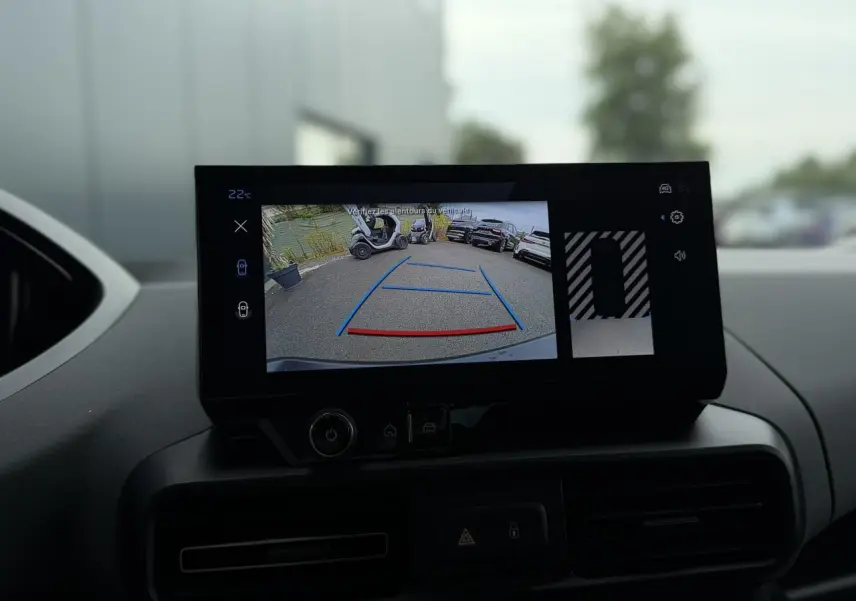 Écran tactile intérieur du Peugeot Rifter 2026 montrant la caméra de recul avec guidage de trajectoire.