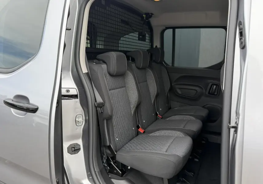 Vue intérieure côté droit du Peugeot Rifter gris acier 2026, montrant les trois sièges individuels en rang 2 avec appuie-têtes.