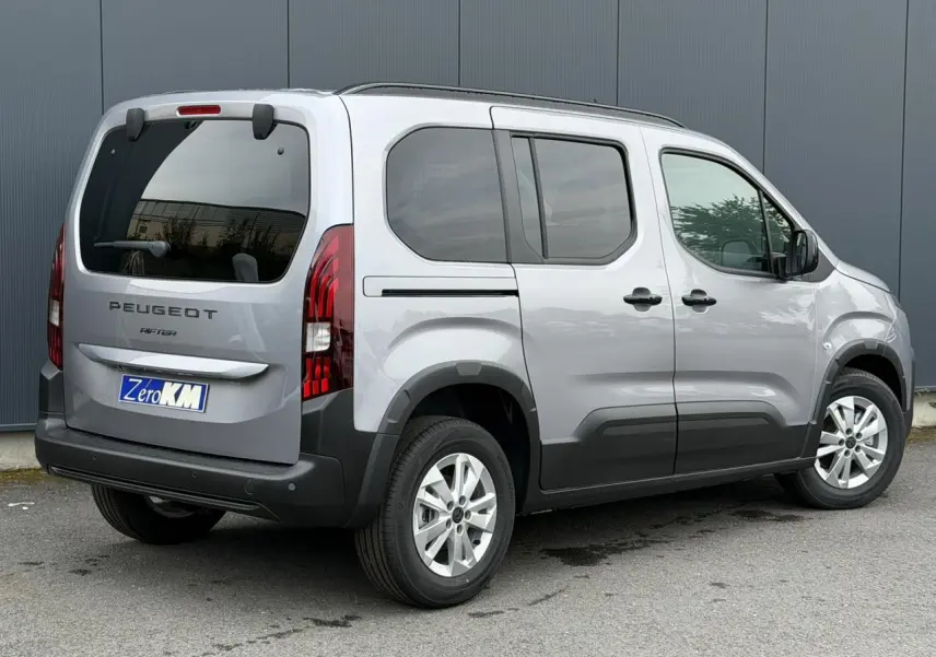 Peugeot Rifter gris acier vu en 3/4 arrière droit, avec portes coulissantes et vitres arrière surteintées.