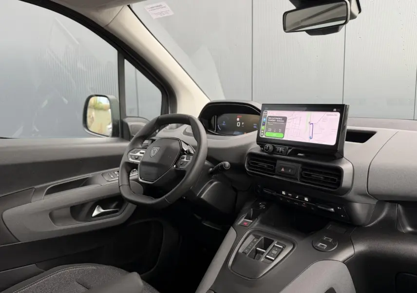 Vue intérieure côté conducteur du Peugeot Rifter 2026 avec tableau de bord numérique et écran tactile de navigation.