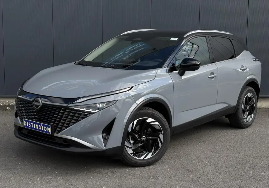 Nissan Qashqai gris Ceramic en 3/4 avant droit, avec calandre noire et jantes alliage noires distinctives.