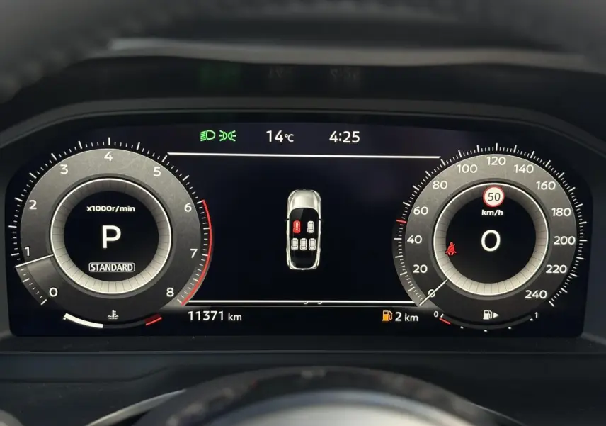 Affichage numérique du tableau de bord du Nissan Qashqai 2025, indiquant la vitesse, régime et alertes de porte ouverte.