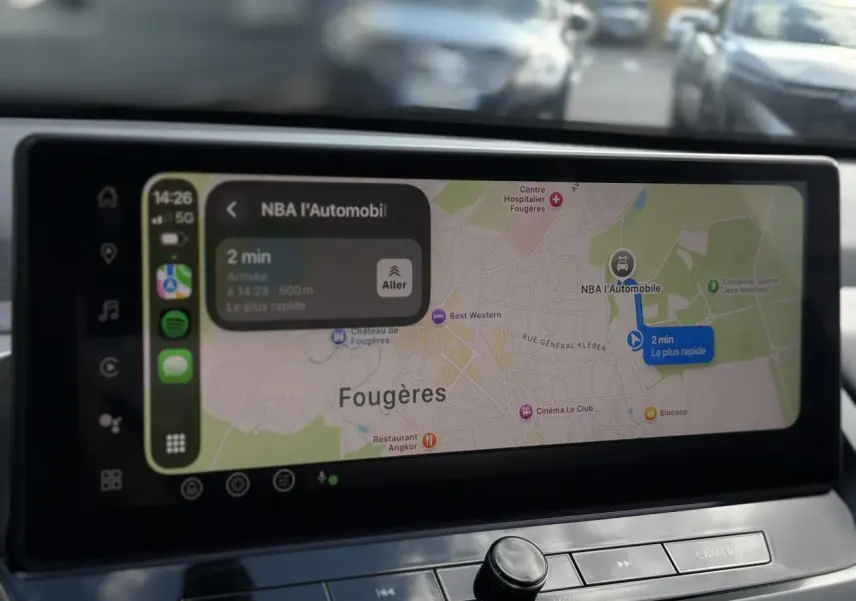 Écran tactile 12,3" du Nissan Qashqai 2025 affichant la navigation avec carte de Fougères.