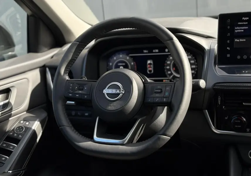 Volant cuir noir du Nissan Qashqai 2025, vue frontale du poste de conduite avec tableau de bord numérique.