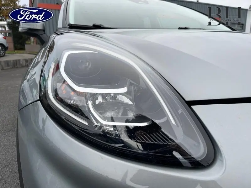 Gros plan sur le phare avant gauche du Ford Puma gris Solar métallisé, soulignant son design LED distinctif.