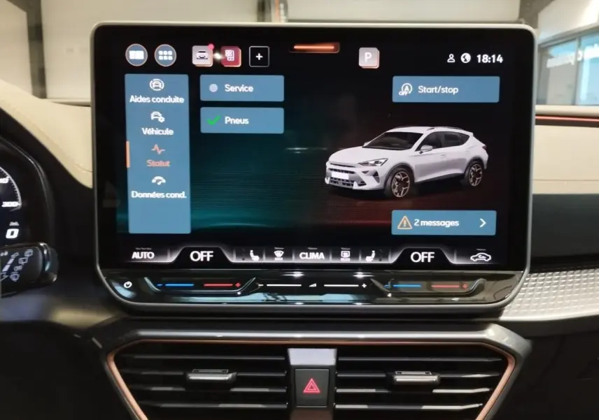 Écran tactile central affichant l'interface de contrôle avec une image 3D d'un CUPRA Formentor blanc en vue 3/4 avant.