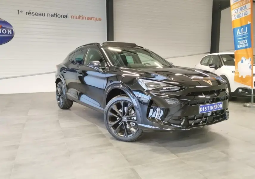 Vue 3/4 avant droite du CUPRA Formentor noir métal avec jantes alliage noires et toit ouvrant panoramique visible en intérieur showroom.