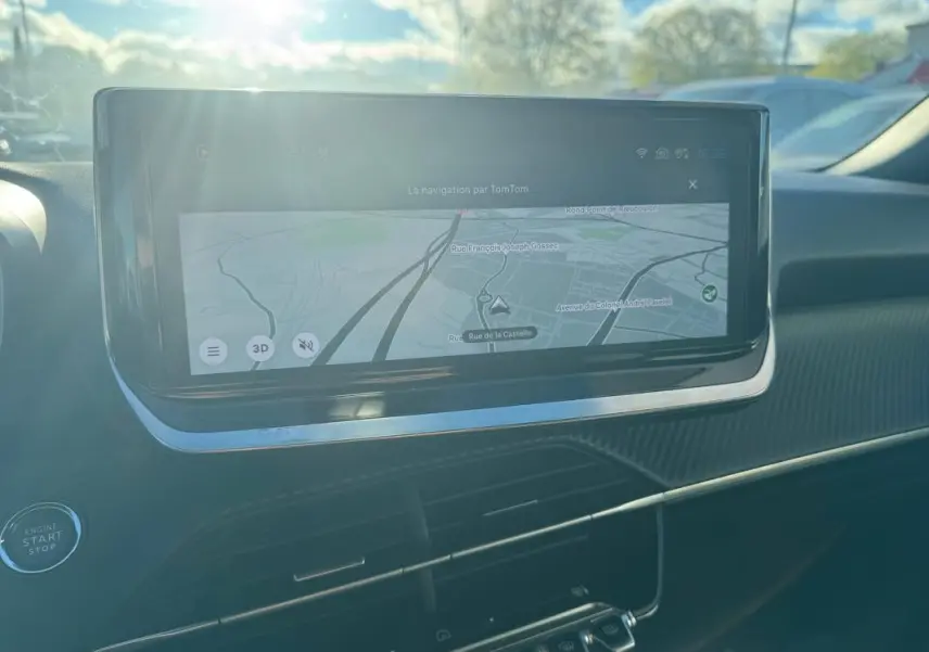 Écran tactile central du Peugeot 2008 Hybrid 136 Allure, vue intérieure frontale avec navigation affichée.