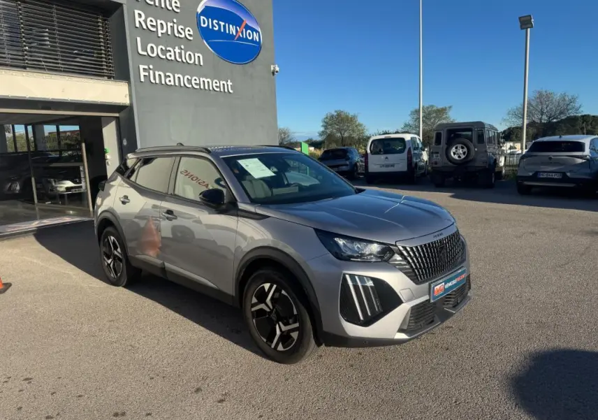 Peugeot 2008 Hybrid gris en 3/4 avant droit, avec barres de toit et jantes alliage 17 pouces visibles.