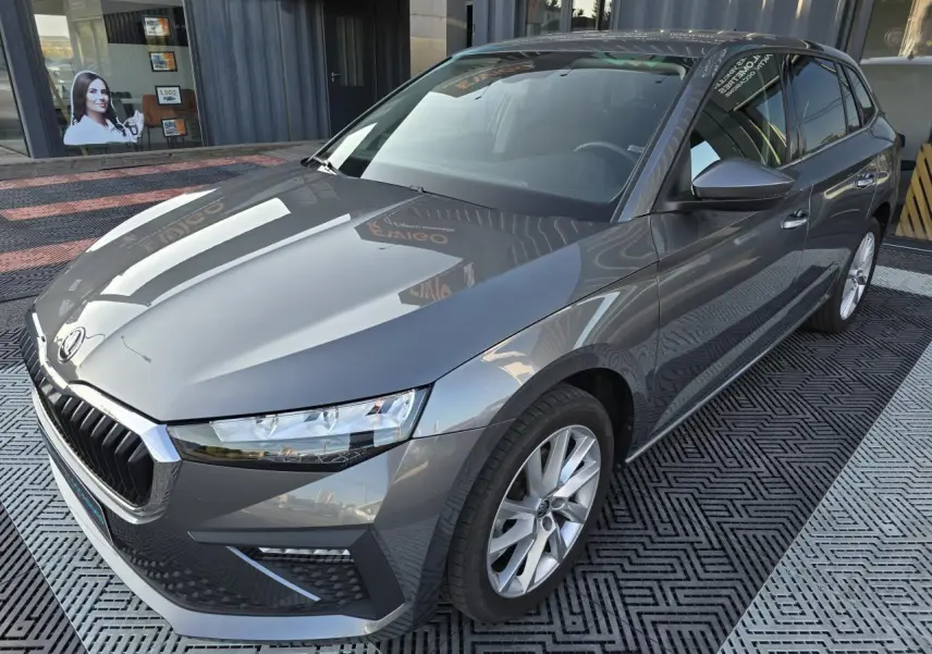Vue 3/4 avant droit d'une Skoda Scala 2024 gris graphite métallisé avec jantes alliage 17 pouces argent.