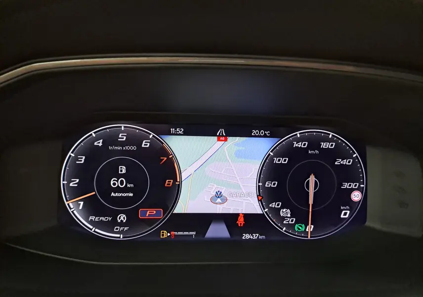 Tableau de bord numérique de la CUPRA Leon 2024 montrant la vitesse, le compte-tours et la navigation centrale.