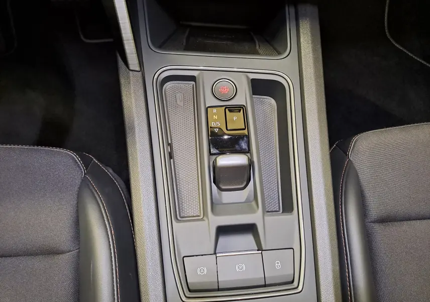 Vue rapprochée de la console centrale de la CUPRA Leon 2024, avec levier de vitesse automatique et bouton start/stop.