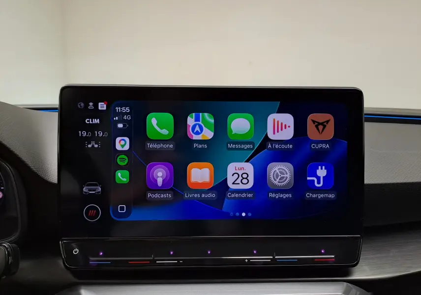 Écran tactile central du tableau de bord de la CUPRA Leon 2024 avec interface Apple CarPlay affichée.