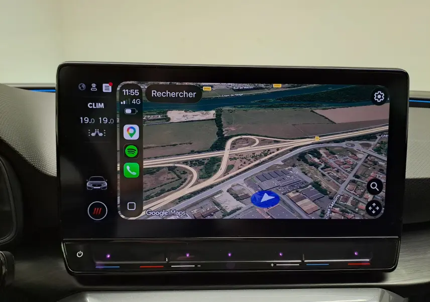 Écran tactile central de la CUPRA Leon 2024 montrant la navigation GPS avec commandes climatisation intégrées.
