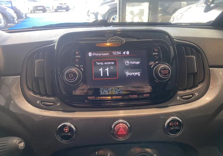 Vue rapprochée du tableau de bord noir de la Fiat 500 2019 avec écran tactile et commandes centrales visibles.