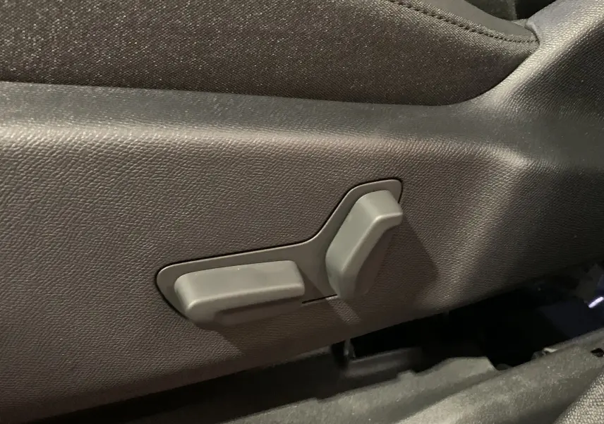 Vue latérale droite de la banquette arrière en cuir noir du Citroën C5 Aircross hybride blanc 2024, avec appuie-têtes réglables.
