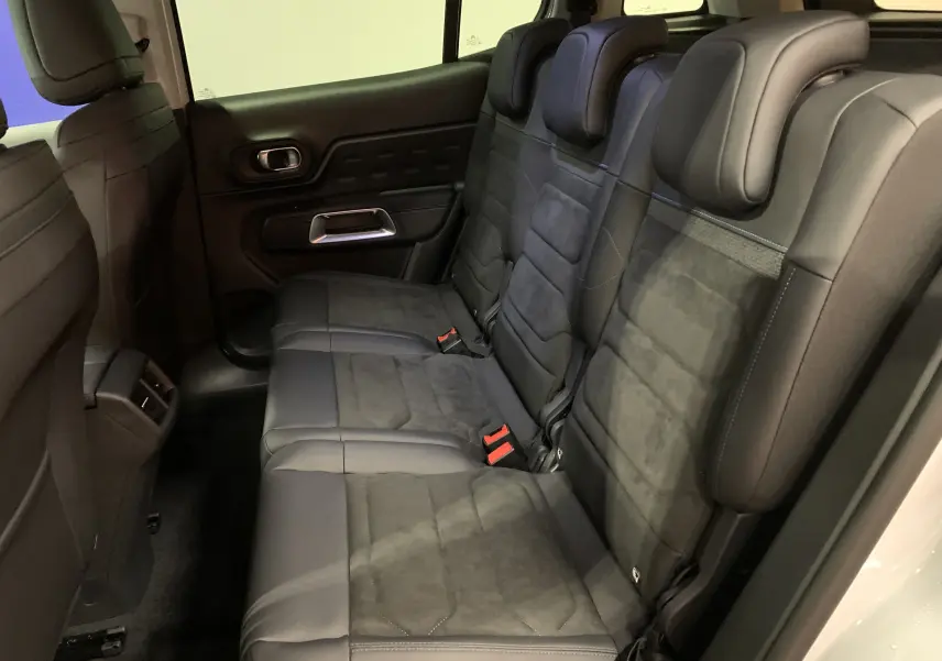 Volant en cuir noir de Citroën C5 Aircross Hybride 2024 vu de face avec tableau de bord numérique et écran tactile GPS.