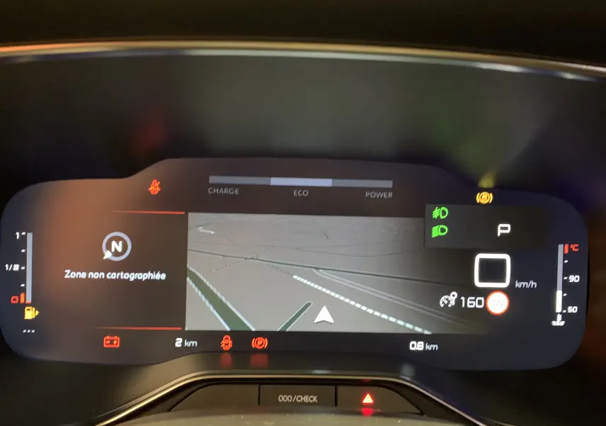 Gros plan sur la commande de régulateur de vitesse à gauche du volant du Citroën C5 Aircross hybride blanc 2024.