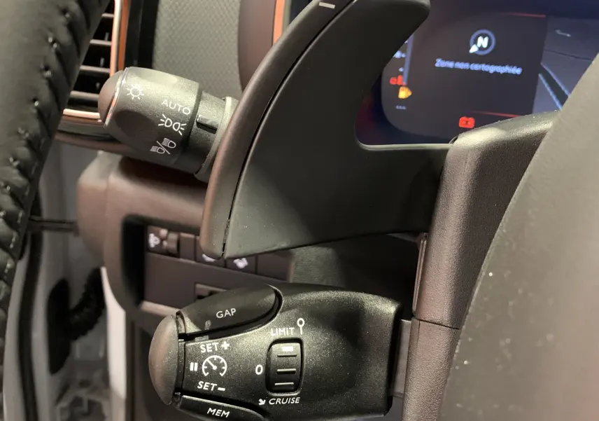 Écran de la caméra 360 montrant une vue aérienne et arrière du Citroën C5 Aircross hybride blanc en stationnement.