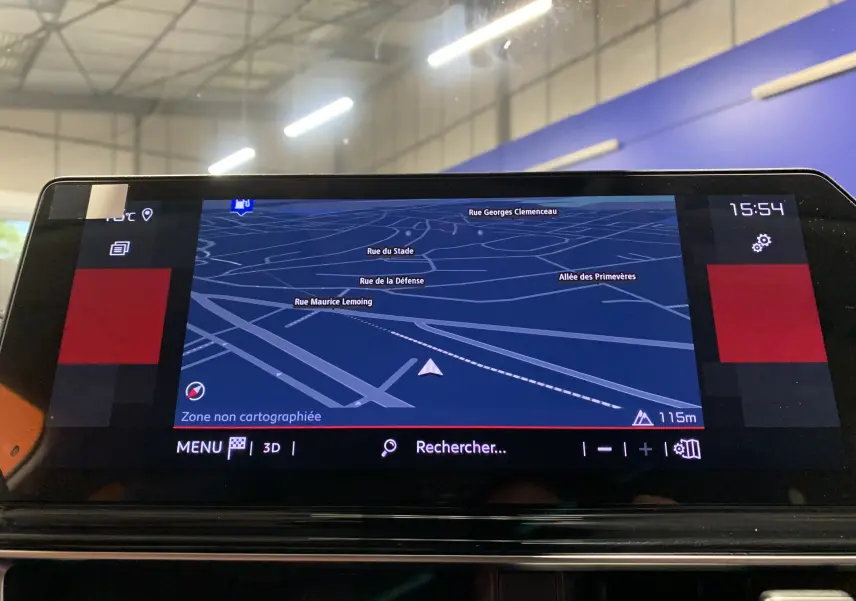 Écran tactile central du Citroën C5 Aircross hybride 2024 affichant la radio FM RTL2 à 98,20 MHz en intérieur.
