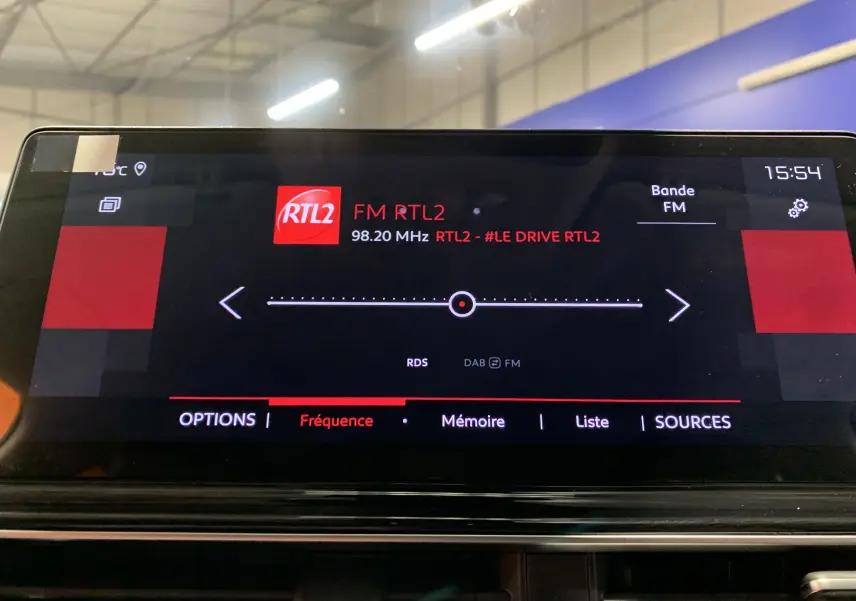 Écran tactile intérieur du Citroën C5 Aircross hybride 2024 montrant les réglages d'assistance à la conduite.