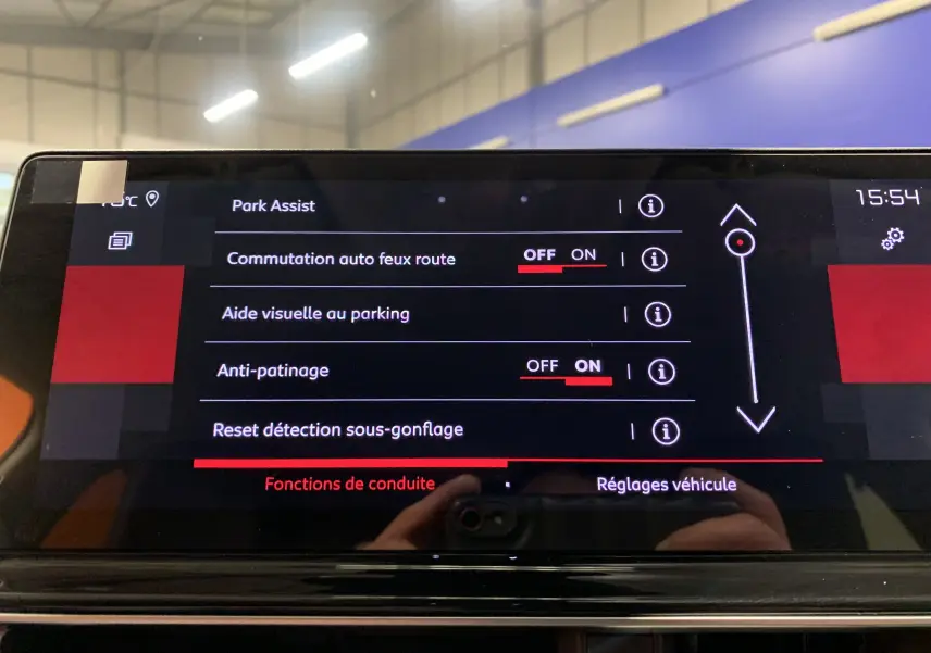 Écran tactile central du Citroën C5 Aircross hybride 2024 affichant la recherche Bluetooth sans téléphone connecté.
