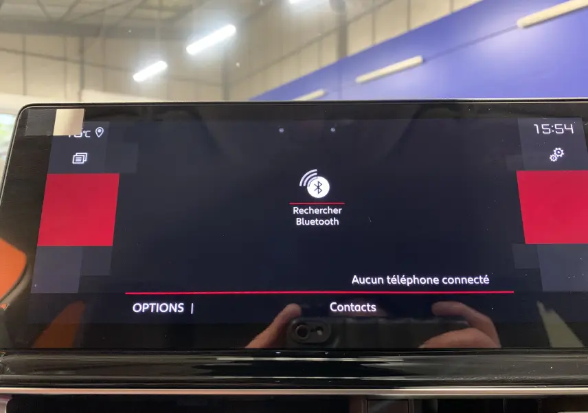 Écran tactile central du Citroën C5 Aircross Hybride 136 Max 2024 montrant les options Apple CarPlay, Apps Connectées et Android Auto.