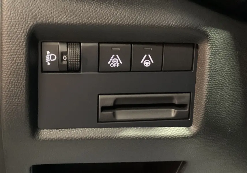 Intérieur du Citroën C5 Aircross hybride blanc 2024, vue de face sur le tableau de bord et la console centrale moderne.