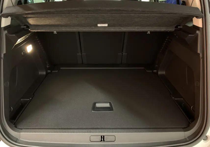 Bouton rouge d'ouverture du coffre et bouton noir à côté sur le panneau intérieur d'une Citroën C5 Aircross hybride blanc 2024.