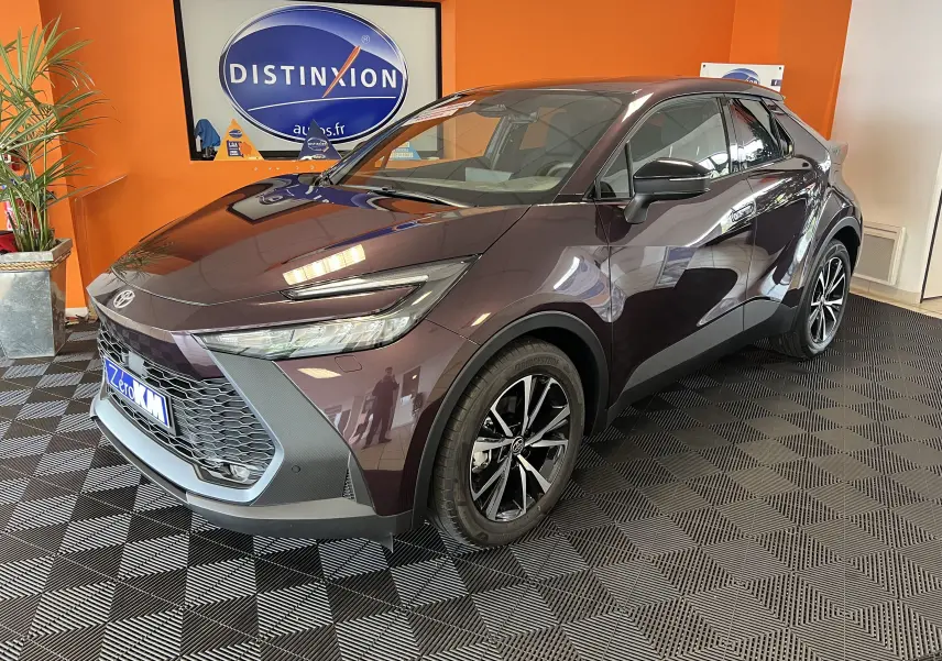 Toyota C-HR 2024 améthyste métal en 3/4 avant droit, avec calandre imposante et jantes alliage bicolores.