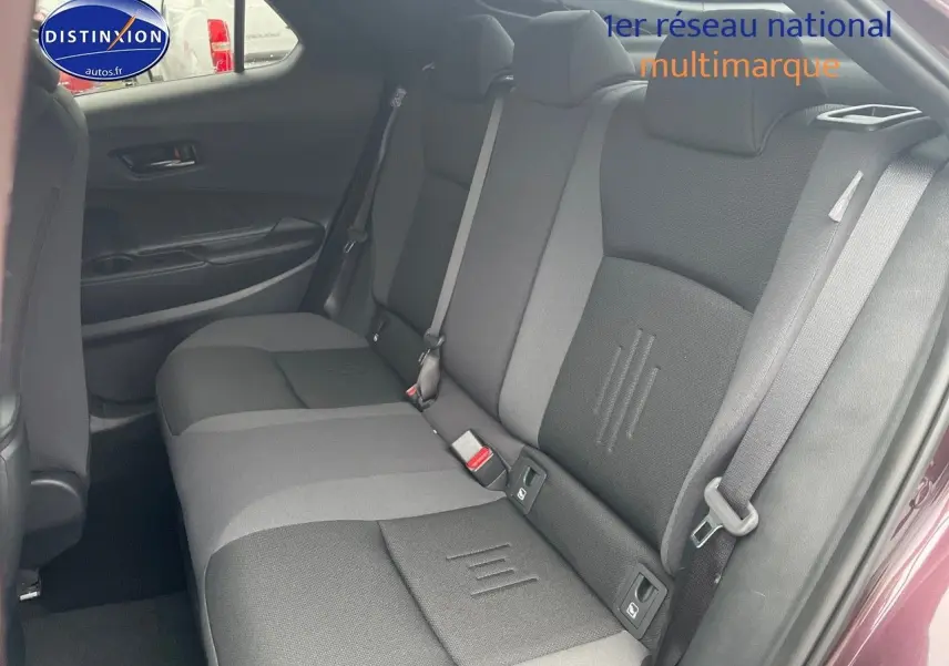 Vue intérieure côté droit montrant la banquette arrière grise et noire du Toyota C-HR 1.8 Hybrid 2024 couleur Améthyste Metal.